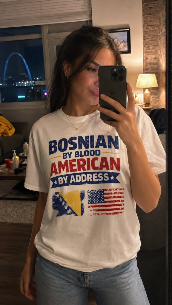 Lejla u majici Bosnian by blood ispred St. Louis Archa